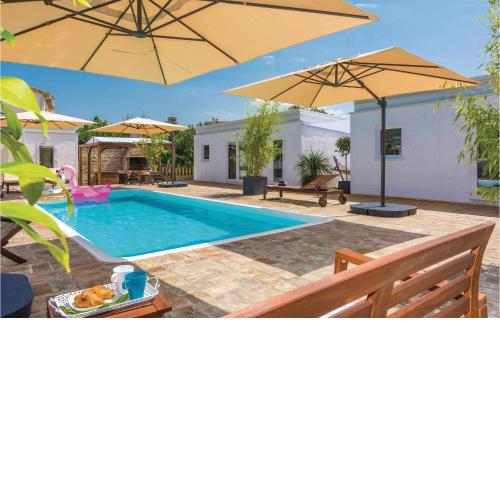 Pet Friendly Home In Petrcane