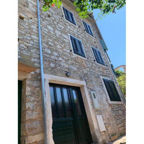 Picturesque Stonehouse in knockout Vrboska Hvar