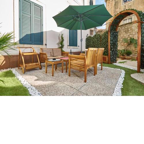 Ragusa with garden next to beach and Old Town