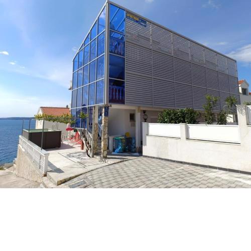 Relaxing Apartment in Okrug Gornji near Mavarstica Beach