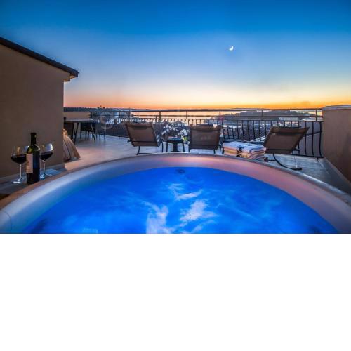 Rooftop Penthouse - Private Hottub & Duplex Whirlpool