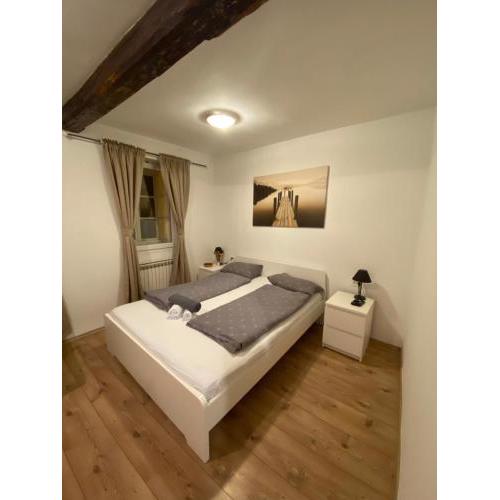 Rooms and apartments Nokturno