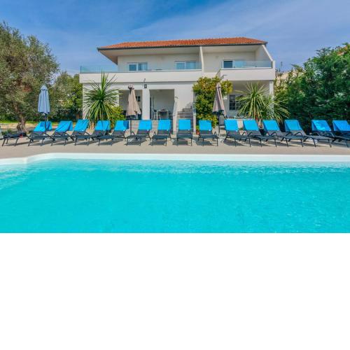 ROYAL CHOICE WITH POOL