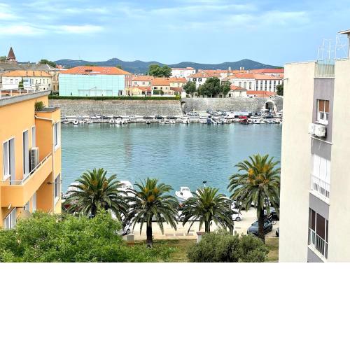 Sea view apartment in the city center with free parking