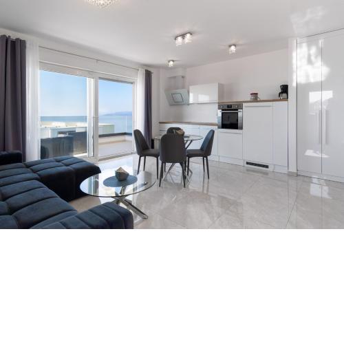 Sea View Apartment with parking - Dina