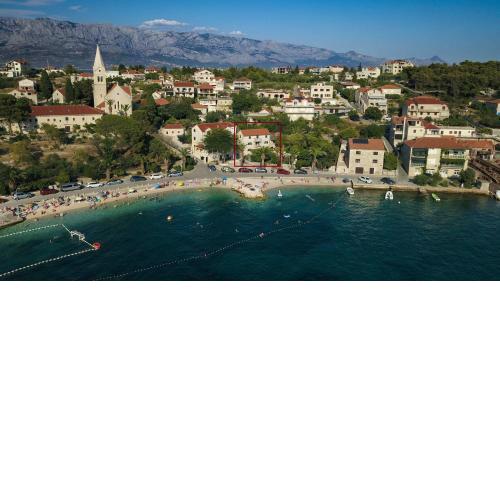 Seafront vacation house w JACUZZI 5 meters from beach
