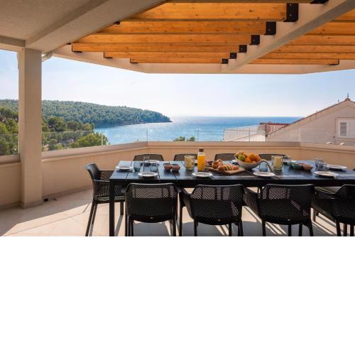 SEAFRONT VILLA for 10 people!