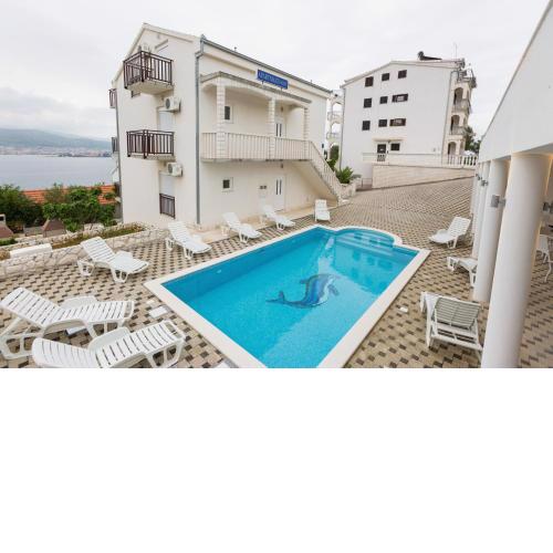 Seaside apartments with a swimming pool Okrug Donji, Ciovo - 8664