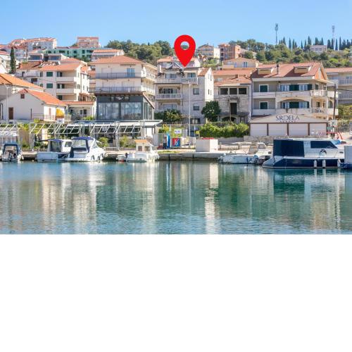 Seaside apartments with a swimming pool Okrug Gornji, Ciovo - 11374