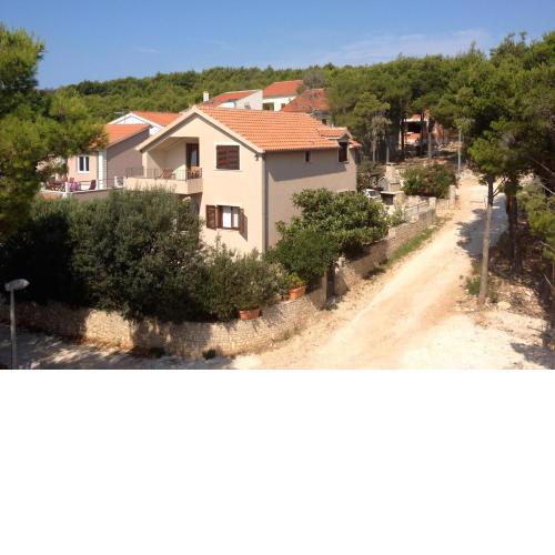 Seaside family friendly house with a swimming pool Cove Osibova, Brac - 2837