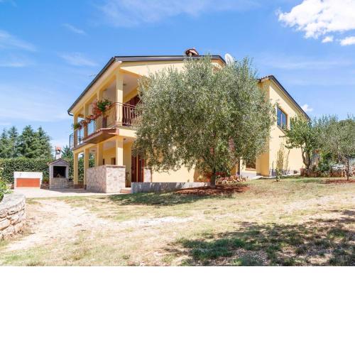 Secluded Apartment in Pore with Garden