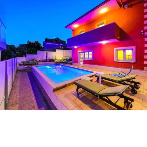 Simplistic Holiday Home in Okrug Gornji with Swimming Pool