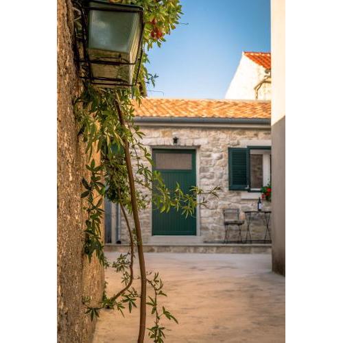 Small stone house Luka