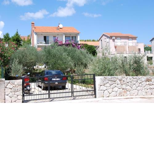Spacious apartment in Stari Grad, 80 m², serene garden