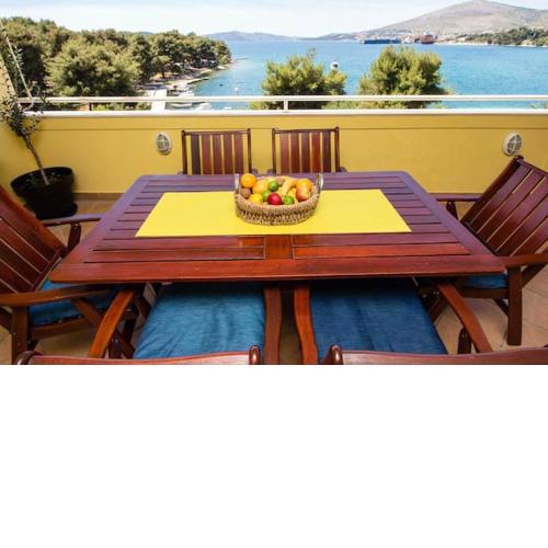 Spacious Apartment in Trogir with Parking