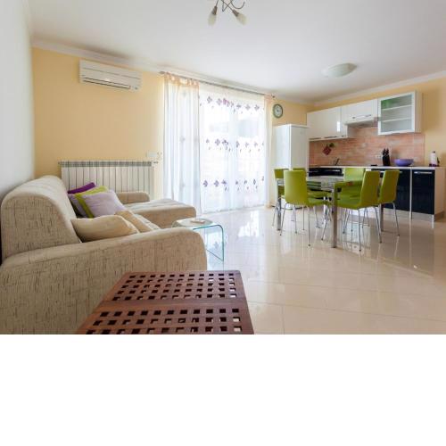 Spacious Apartment in Vantacici near Sea