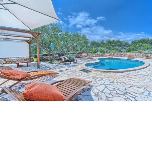 Spacious House with Private Pool in Stari Grad