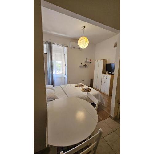 Studio apartment KIKI for 2, near Old Town & Beach, free WiFi
