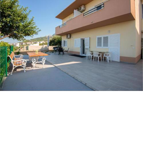 Stunning Apartment In Makarska With Kitchen