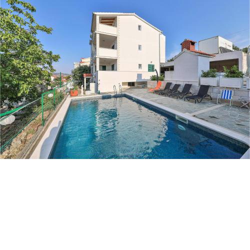 Stunning Apartment In Okrug Donji With Wifi