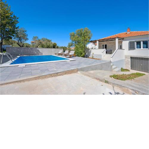 Stunning Home In Betina With Private Swimming Pool, Can Be Inside Or Outside