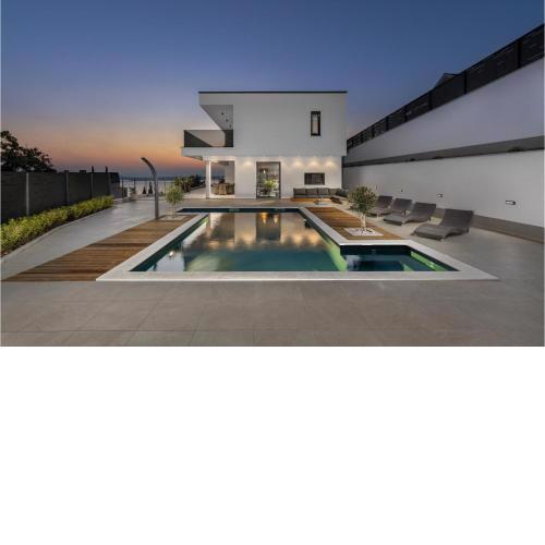 Stunning Home In Crikvenica With Jacuzzi