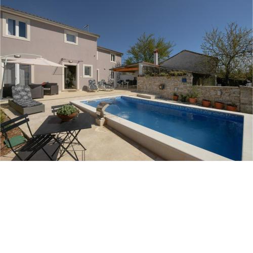 Stunning Home In Fradelani With Wifi