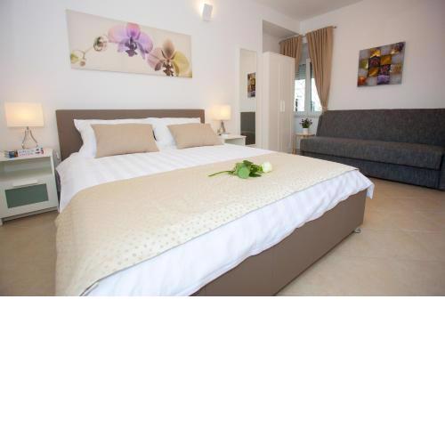 Summer Lounge Apartments