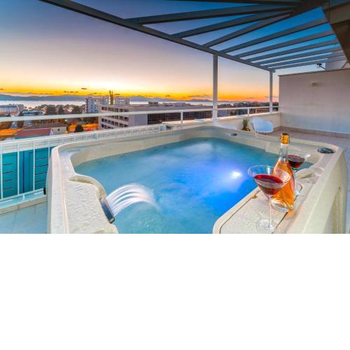 Sunset Penthouse Apartment with Jacuzzi and Seaview