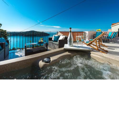 Sunshine Apartment with Hot Tub