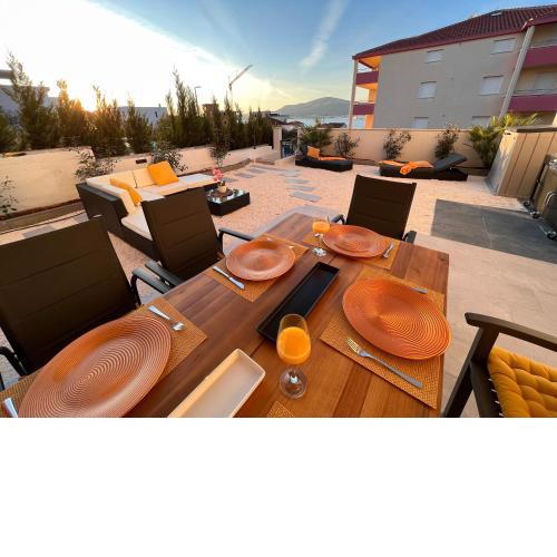 Sunshine Deluxe 79m2 apartment with pool, 50 m2 garden lounge and outdoor space