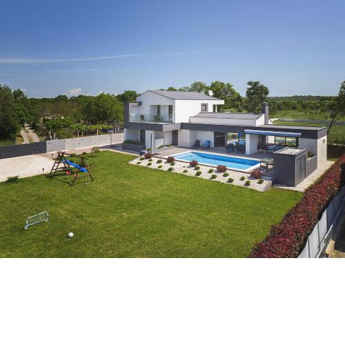 Traumhafte Villa in Valbandon mit Außenpool, Klima, Tischfußball