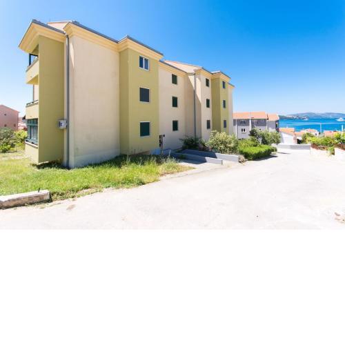 Two-Bedroom Apartment in Okrug Gornji IV