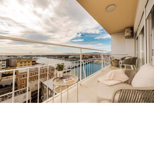 URBAN LUXURY APARTMENT