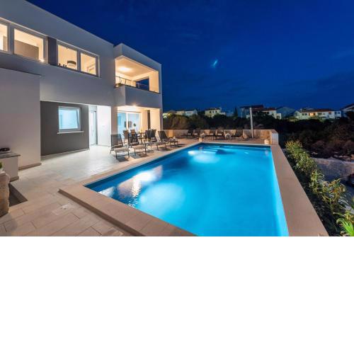 Villa Adria 2 luxury apartment with a pool