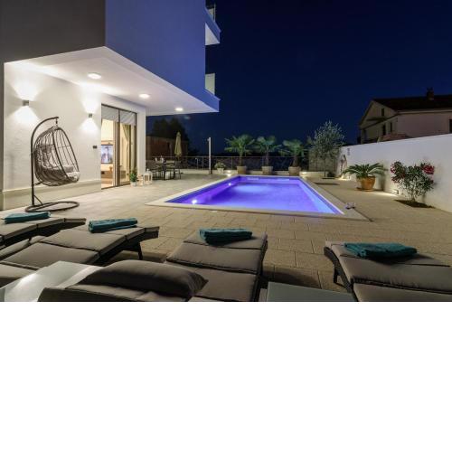 Villa Alea in Okrug Gornji, heated private pool, jacuzzi,