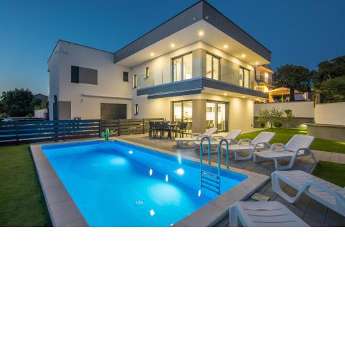 Villa Andrea with heated Pool