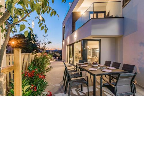 Villa Elena Deluxe mit Whirlpool und beheiztem Pool am Meer und wunderschönen Blick auf die Brijuni Inseln