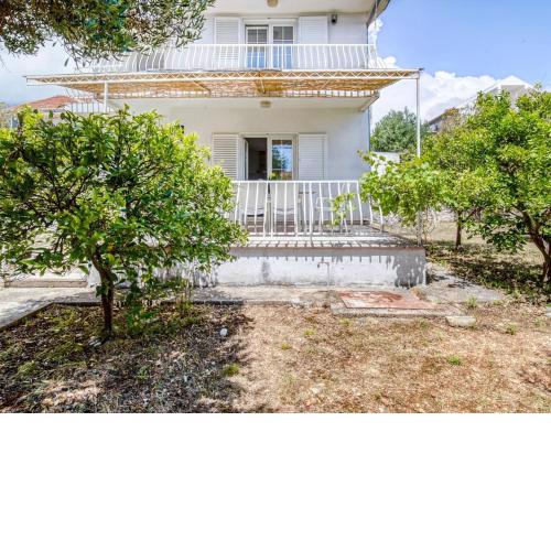 Villa in Orebi with Garden near Seabeach
