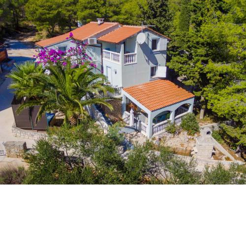 Villa Klara 50 m od plaže, uvala Osibova, Milna, Brač, Dalmacija