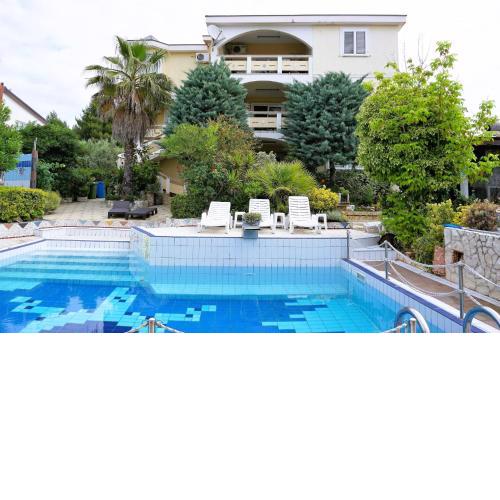 Villa Latina with 6 apartments and a shared pool