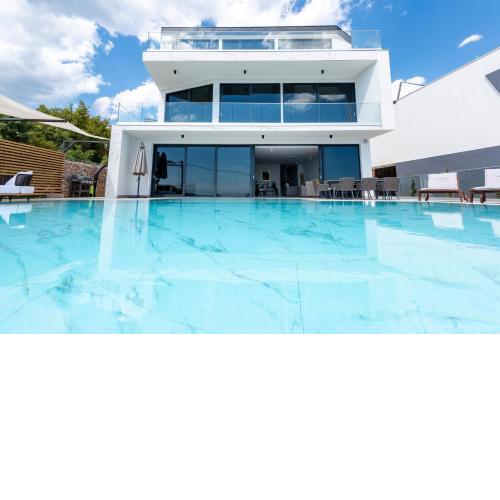 Villa Laurynn with Roof Top Spa and Pool