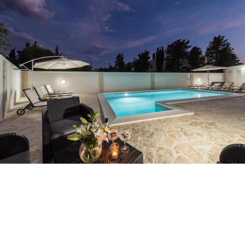 Villa Star 6 luxury apartment with a pool
