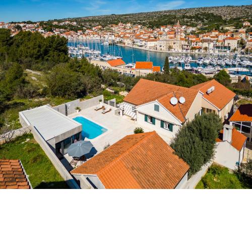 Villa TM with private heated pool, poolhouse & private garage
