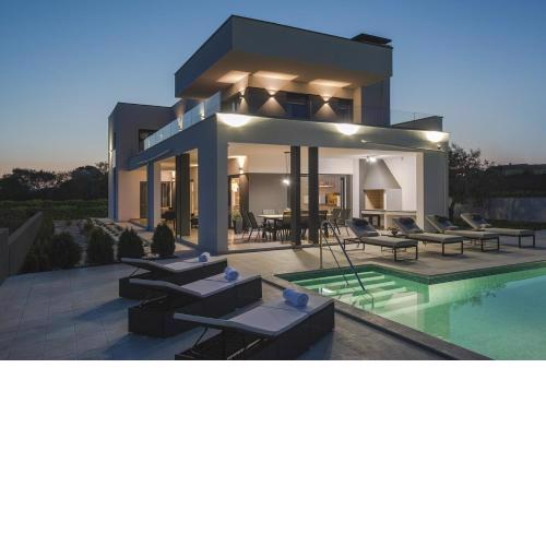 Villa Una in Pula with heated pool and whirlpool