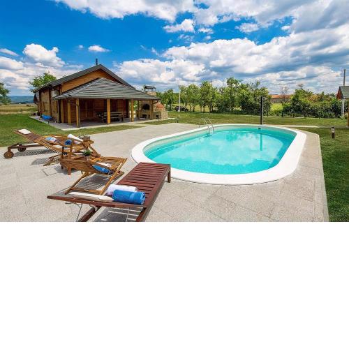 V's place - wooden house with heated pool and outdoor sauna