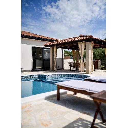 Wonderful Holiday House Bruno with heated pool
